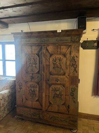 Bauernschrank mt 2 T�ren, Eckpolsterverzierung, floral bemalt, Kranz erg�nzt, 140 x 70 x 192