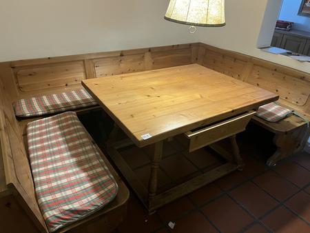 Sitzgruppe bestehend aus: Tisch mit Lade (130 x 100 x 76), Bank U-Form (180 x 275)