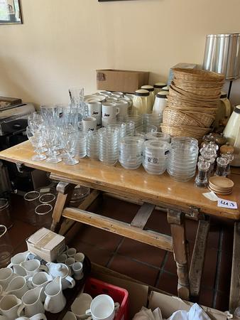 Tisch ca. 105 x 95 x 75