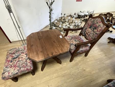 Tischkombination mit einem Stuhl und einem Hocker Tischkombination mit einem Stuhl und einem Hocker