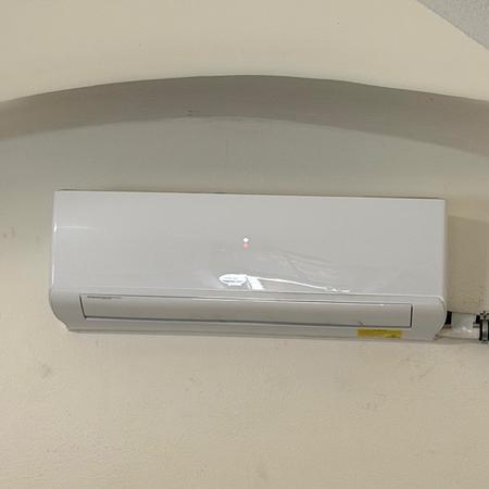 Klimaanlage bestehend aus: wassergek�hlte Au�eneinheit Water to Air Multisplit R32 IDRA4-28C, 3 Stk. Wandger�te Sky SKIV-12, 2 Stk. Fernbedienungen