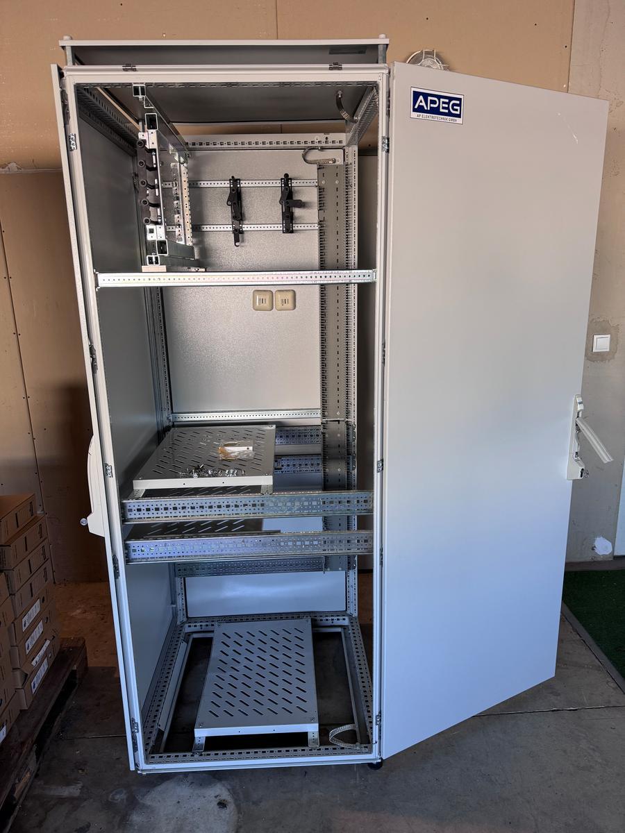Serverschrank Fabr. APEG,  210 cm hoch, 95 cm tief, 82 cm breit?d=2026-04-30 23:55:17