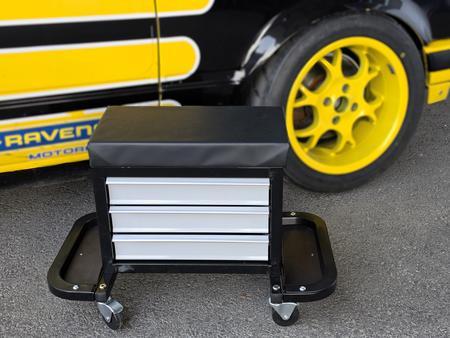 Werkstatthocker mit Laden und Rollen � Silber/Schwarz