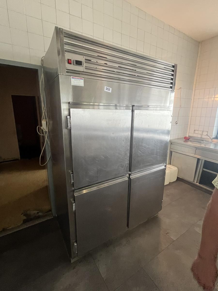 Edelstahlk&uuml;hlschrank mit 4 T&uuml;ren?d=2026-05-07 17:14:52