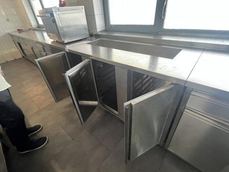 K�chentisch in Edelstahlausf�hrung ca. 204 x 70 x 90 cm, steckerfertig mit Aggregat, 3 Fl�gelt�ren, K�hlwanne ca. 121 x 30 x 20 cm