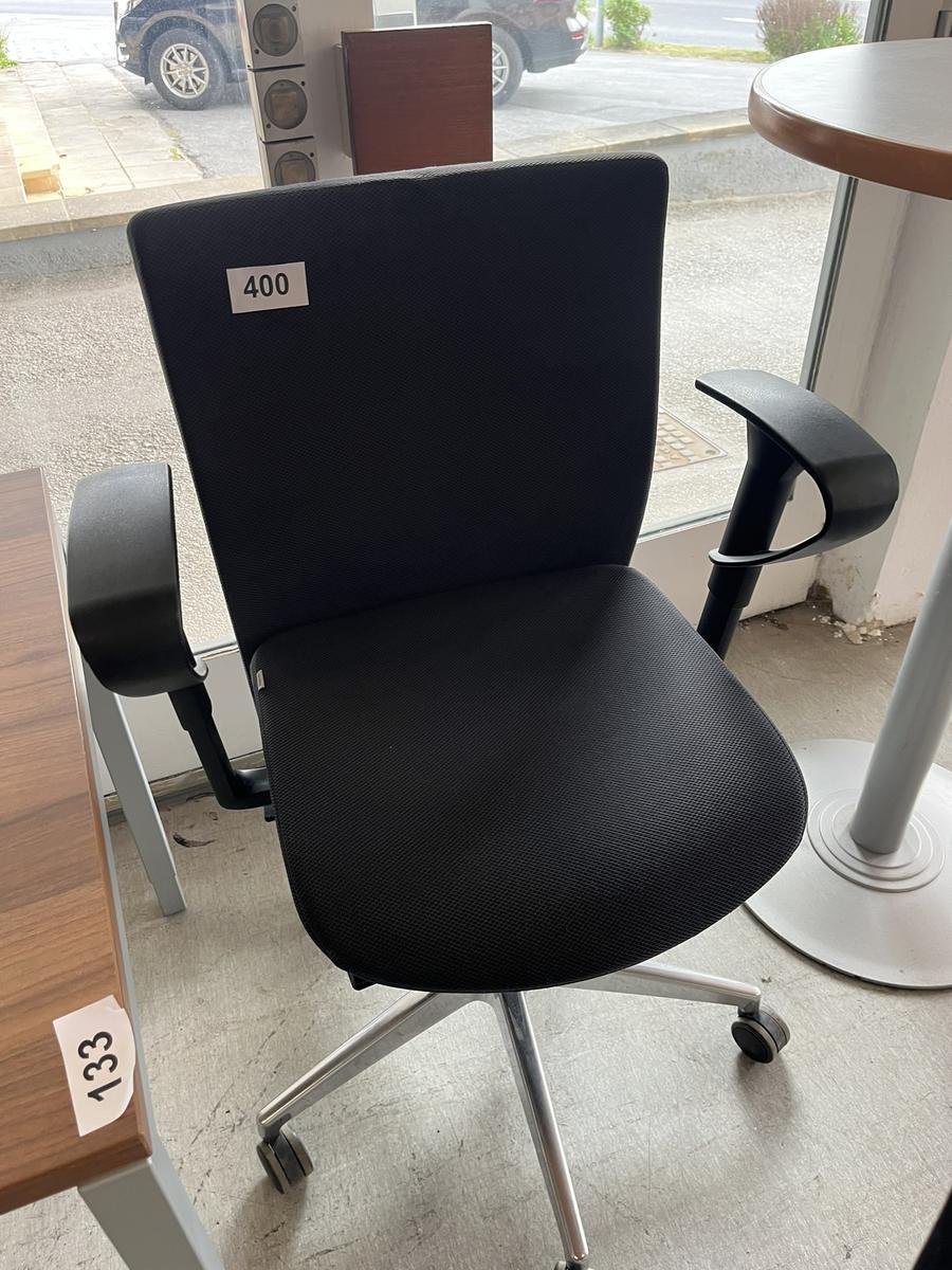 B&uuml;rodrehstuhl grau mit Armlehne?d=2026-05-09 08:20:29
