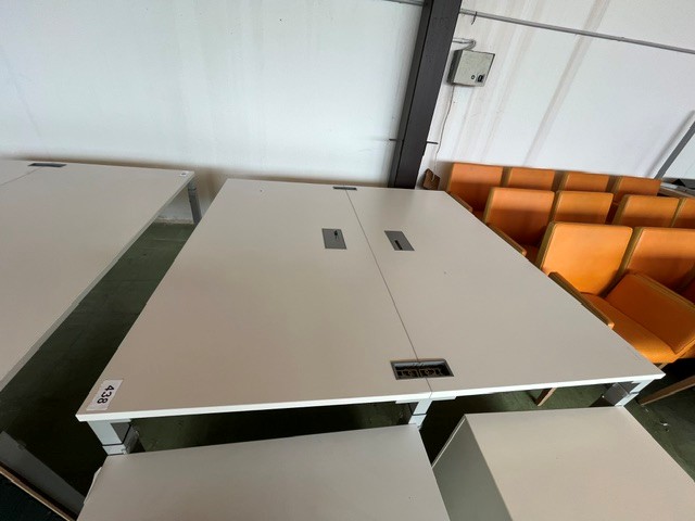 Doppelarbeitsplatz bestehend aus 2 Schreibtischen je 160x80 cm