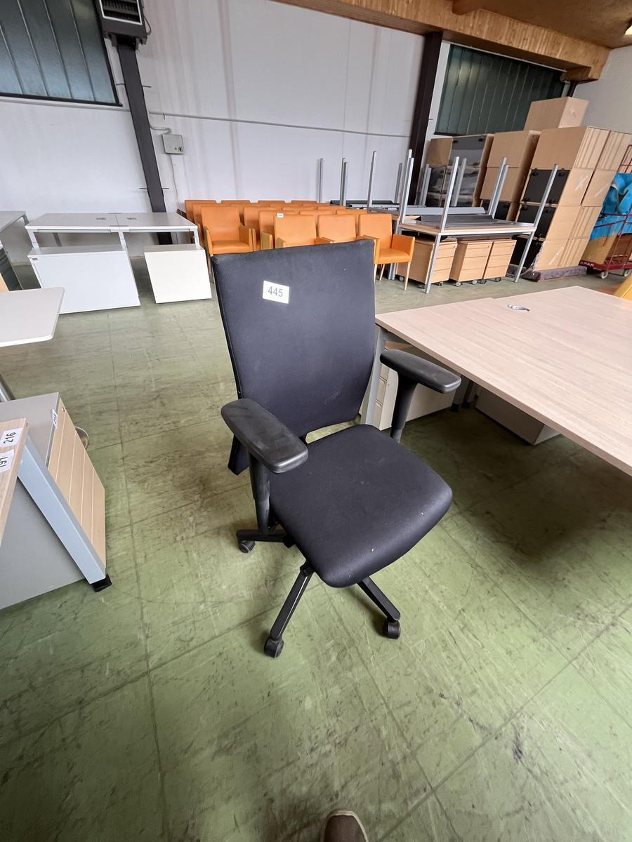 B&uuml;rodrehstuhl Stoff schwarz mit Armlehne?d=2026-05-09 08:20:29