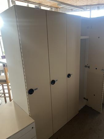 ERKA Umkleideschrank 3teilig, neuwertig, 105 x 50 x 176 cm mit Zahlenschloss, sechs L�ftungen