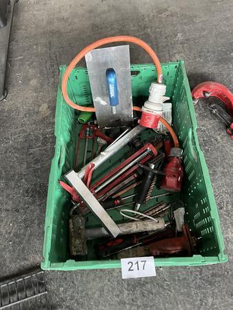Werkzeugkiste mit Installationshandwerkzeugen Fr�sern, Rohrschneidern, Schneidzangen usw.