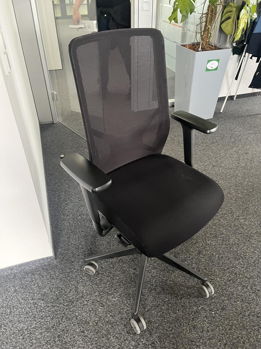 B&uuml;rodrehstuhl mit Armlehne Narbutas