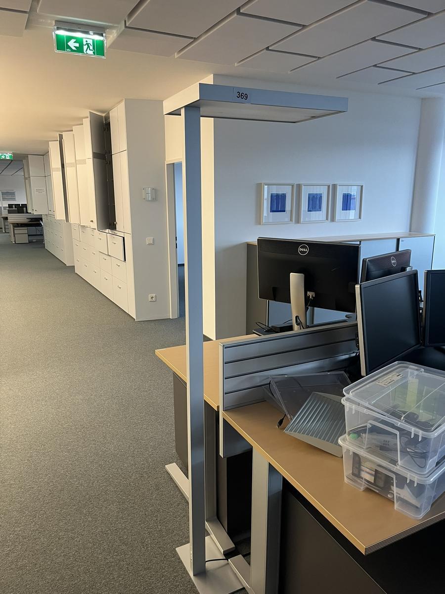 MoltoLuce B&uuml;rostehleuchte ca.60x32x195 cm?d=2026-05-13 13:31:38