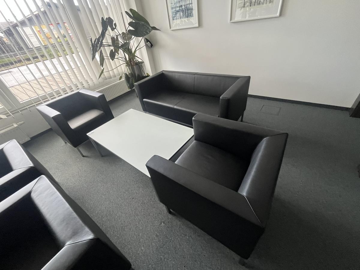 Sitzbankgruppe: Lederbank ca. 155x70x70 cm plus 2 St&uuml;ck Sitzsofa - Tisch 120x72 cm