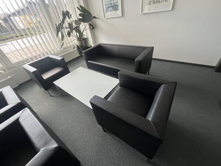 Sitzbankgruppe: Lederbank ca. 155x70x70 cm plus 2 St�ck Sitzsofa - Tisch 120x72 cm