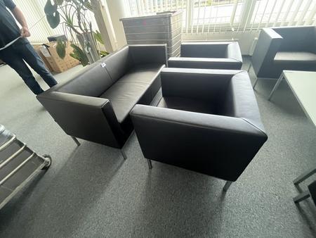 Sitzbankgruppe: Lederbank ca. 155x70x70 cm plus 2 St�ck Sitzsofa