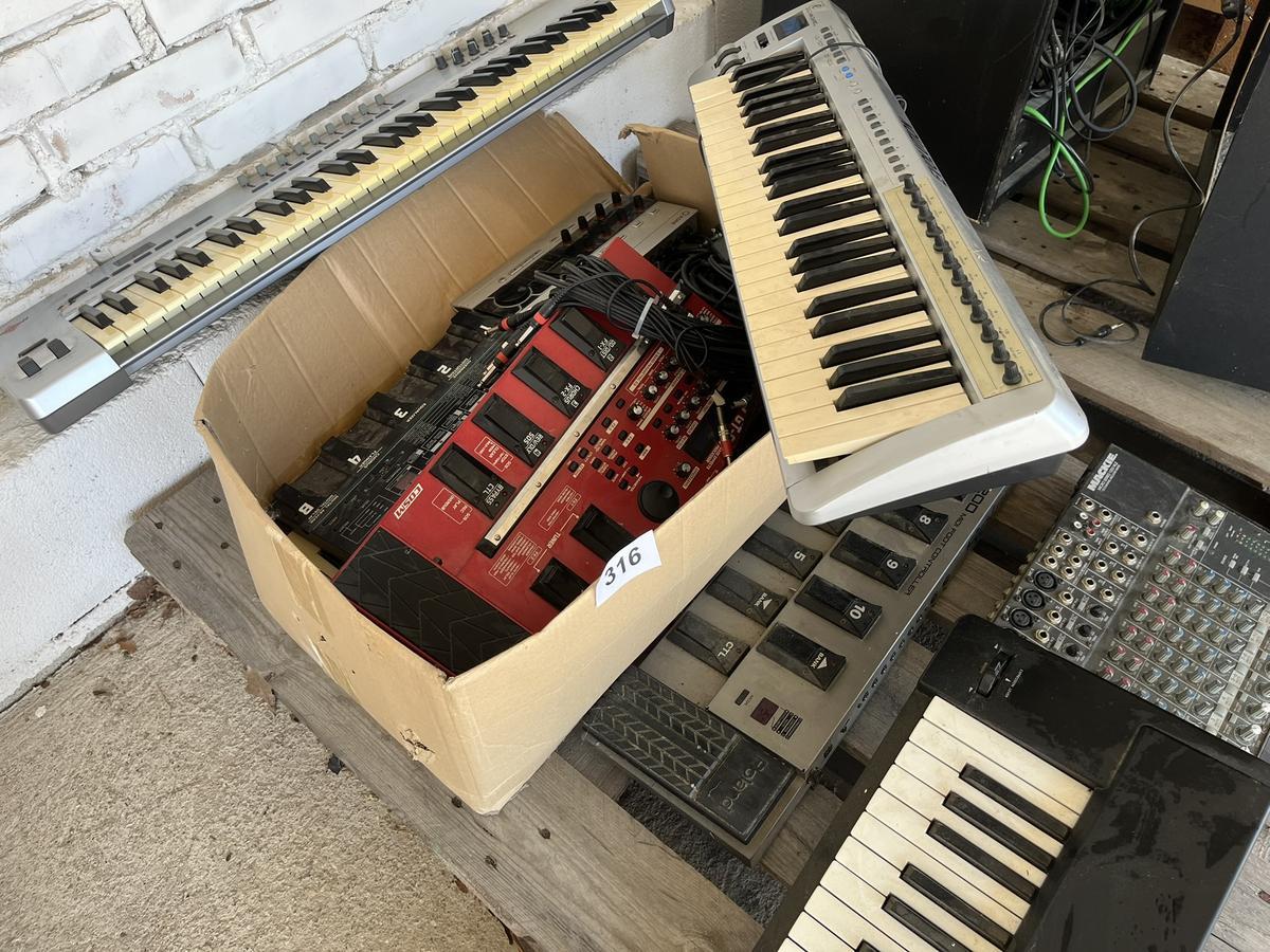 Roland A 33 Keyboard + Keyboard Evolution + Mackie Mischpult + Roland FC 200 Midi-Foot-Controller + div. Mischpulte und Verst&auml;rker?d=2026-05-21 00:44:19