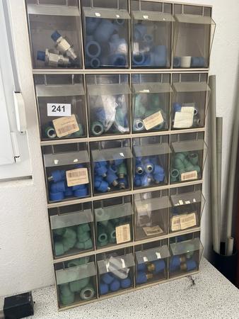 Sani-Meister Sortimentbox mit 20 Boxen befüllt mit Kunststoffschweißfittigen, T-Stücke, Muffen, Übergangsstücken Sani-Meister Sortimentbox mit 20 Boxen befüllt mit Kunststoffschweißfittigen, T-Stücke, Muffen, Übergangsstücken