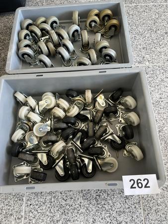 2 Boxen mit Drehrollen 2 Boxen mit Drehrollen