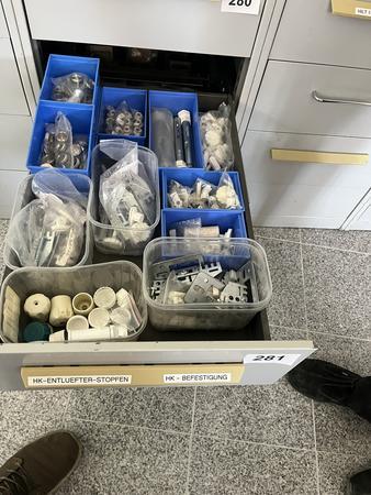 Schubladeninhalt mit HK-Entlüfter und Stopfen Schubladeninhalt mit HK-Entlüfter und Stopfen