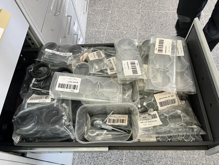 Ladeninhalt mit Hilti und MGK-Doppelschellen Ladeninhalt mit Hilti und MGK-Doppelschellen