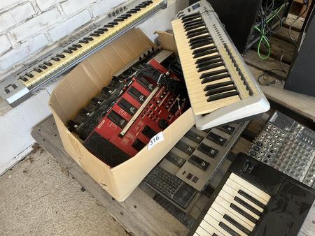 Roland A 33 Keyboard + Keyboard Evolution + Mackie Mischpult + Roland FC 200 Midi-Foot-Controller + div. Mischpulte und Verstärker Roland A 33 Keyboard + Keyboard Evolution + Mackie Mischpult + Roland FC 200 Midi-Foot-Controller + div. Mischpulte und Verstärker