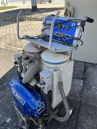GRACO Reactor E 10 Polyuretan-Spritzanlage (siehe Typenschild) inkl. Schlauchpaket und zweitem Ersatzschlauchpaket + 2 Druckluftfasspumpen, 2 Spraypistolen, Reinigungs- und. Servicematerial, Verwendungszweck: siehe Fotos Beschichtung Stahlsäule, Abdichtun GRACO Reactor E 10 Polyuretan-Spritzanlage (siehe Typenschild) inkl. Schlauchpaket und zweitem Ersatzschlauchpaket + 2 Druckluftfasspumpen, 2 Spraypistolen, Reinigungs- und. Servicematerial, Verwendungszweck: siehe Fotos Beschichtung Stahlsäule, Abdichtun