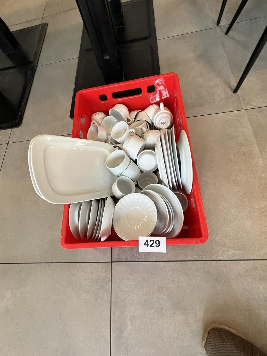 1 Kiste mit Kaffeetassen und div. Tellern?d=2026-05-28 19:30:24