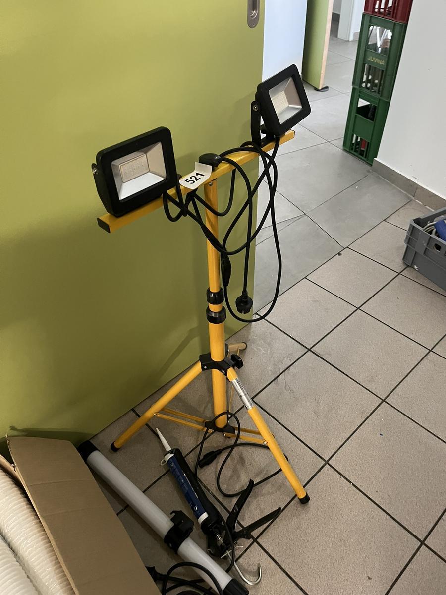 Halogenscheinwerfer mit Stativ mit Silikonspritze und Leuchte