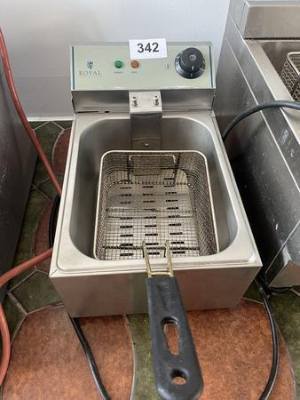 Fritteuse Fab. Royal Catering, 230 V, 3,2 KW, Korbmaße 18 x 21 x 11 cm, Maße: 45 x 27 x 24 cm Fritteuse Fab. Royal Catering, 230 V, 3,2 KW, Korbmaße 18 x 21 x 11 cm, Maße: 45 x 27 x 24 cm