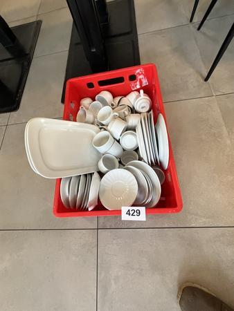 1 Kiste mit Kaffeetassen und div. Tellern 1 Kiste mit Kaffeetassen und div. Tellern