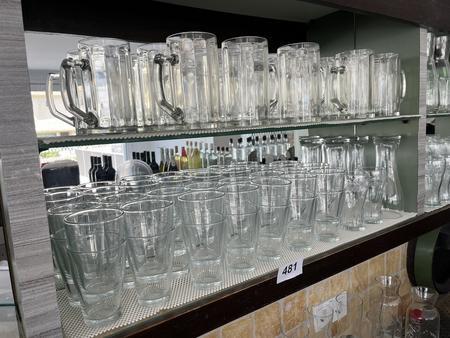 Regalinhalt an Drink- und Biergläsern Regalinhalt an Drink- und Biergläsern