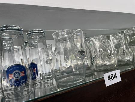 Regalinhalt Karaffen und Biergläser Regalinhalt Karaffen und Biergläser