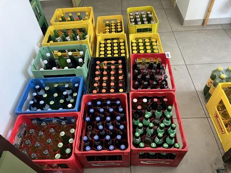 18 Kisten mit Pago, Cola und Bier und Schweppes 18 Kisten mit Pago, Cola und Bier und Schweppes