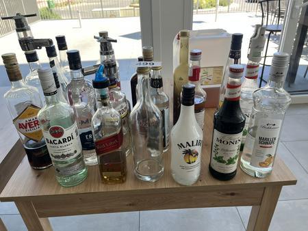 Kompletter Bestand an angefangenen Getränken: Schnaps, Whisky, Bacardi usw. Kompletter Bestand an angefangenen Getränken: Schnaps, Whisky, Bacardi usw.