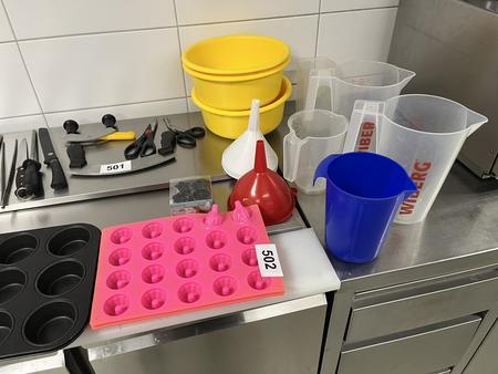 Konvolut Messbecher und Formen Konvolut Messbecher und Formen