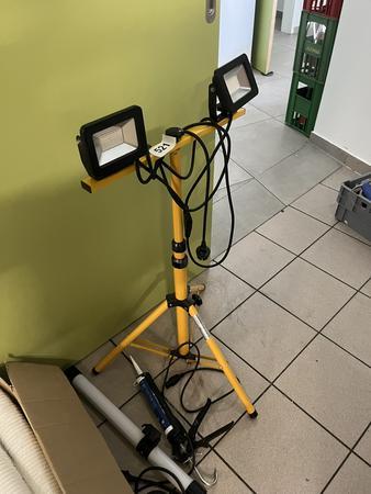 Halogenscheinwerfer mit Stativ mit Silikonspritze und Leuchte Halogenscheinwerfer mit Stativ mit Silikonspritze und Leuchte