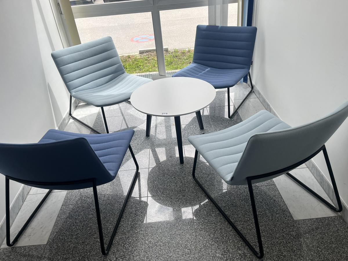 Designersitzbankgruppe mit Tisch, 70 cm DM und 4 St&uuml;hlen?d=2026-05-28 19:34:12