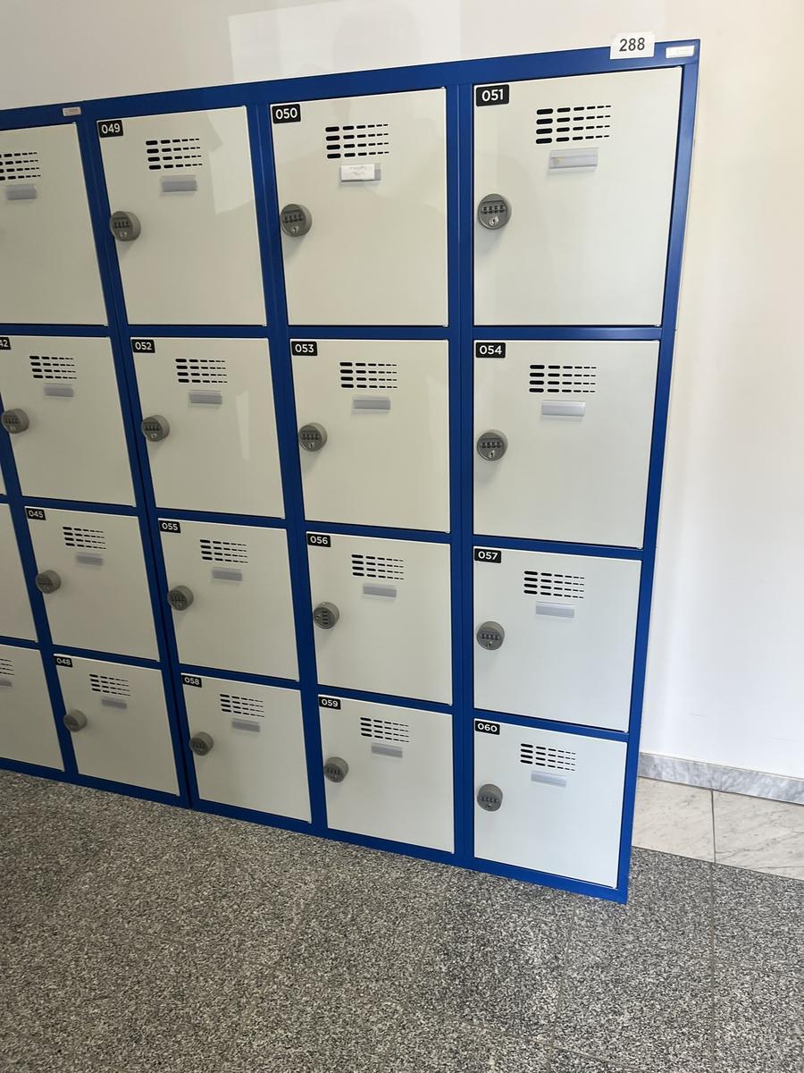 Garderobenschrank mit 12 Schlie&szlig;f&auml;chern mit Nummercode ca. 120 x 180 cm