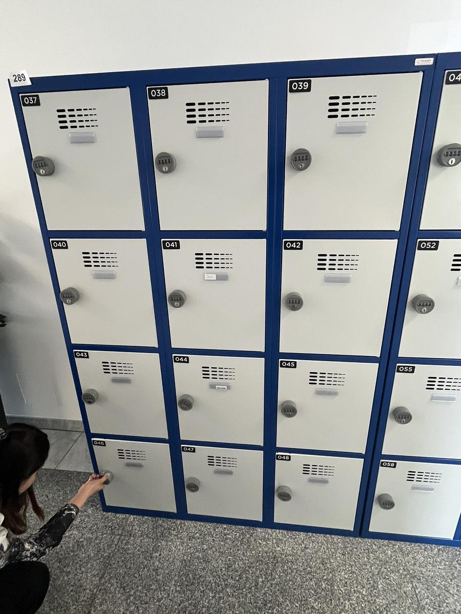 Garderobenschrank mit 12 Schlie&szlig;f&auml;chern mit Nummercode ca. 120 x 180 cm