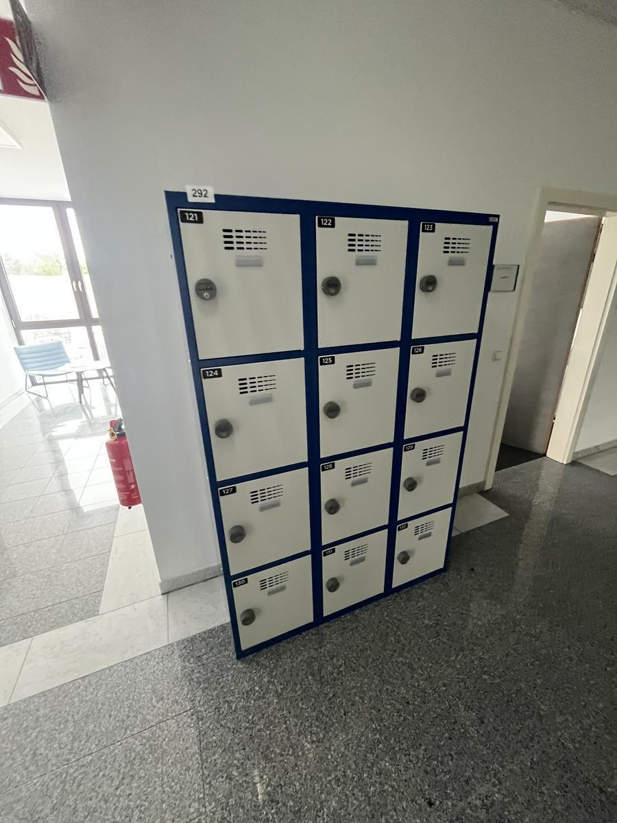 Garderobenschrank mit 12 Schlie&szlig;f&auml;chern mit Nummercode ca. 120 x 180 cm?d=2026-05-28 19:34:14