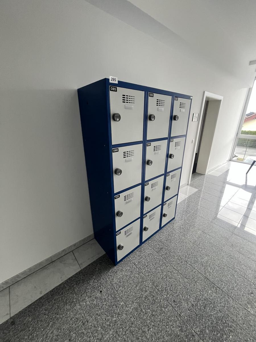 Garderobenschrank mit 12 Schlie&szlig;f&auml;chern mit Nummercode ca. 120 x 180 cm