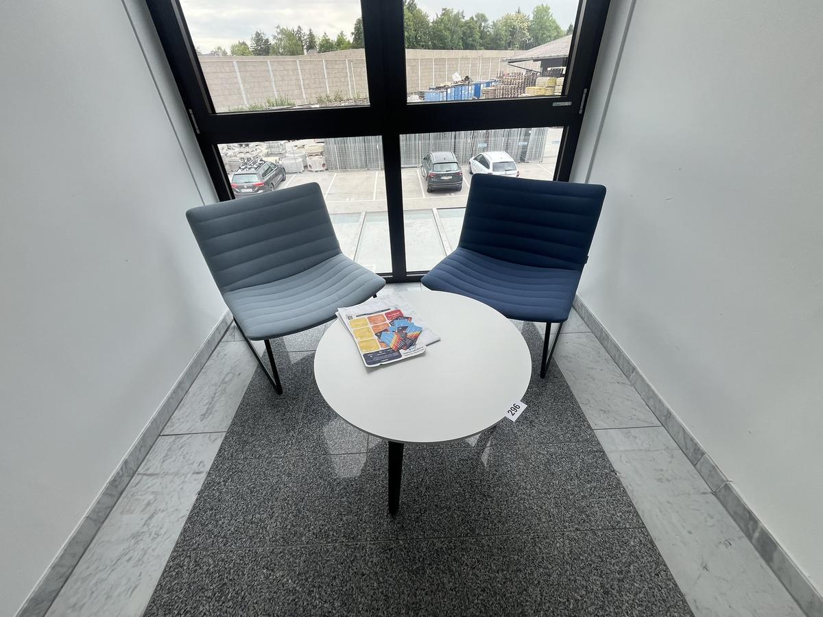 Designersitzbankgruppe mit Tisch, 70 cm DM und 2 St&uuml;hlen?d=2026-05-28 19:34:16