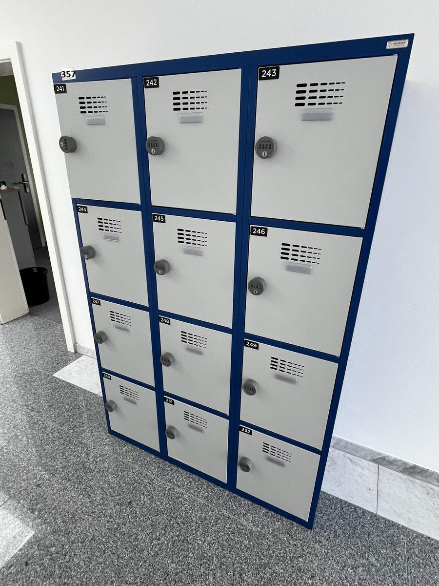 Garderobenschrank mit 12 Schlie&szlig;f&auml;chern mit Nummercode ca. 120 x 180 cm?d=2026-05-28 19:34:22