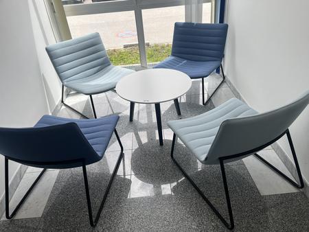 Designersitzbankgruppe mit Tisch, 70 cm DM und 4 St�hlen