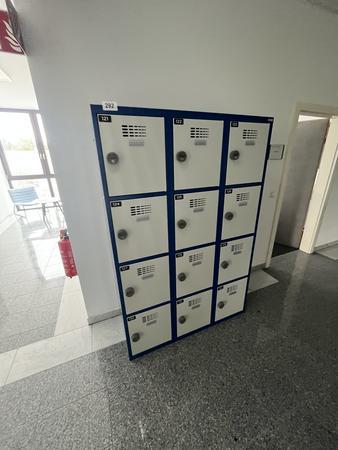 Garderobenschrank mit 12 Schlie�f�chern mit Nummercode ca. 120 x 180 cm