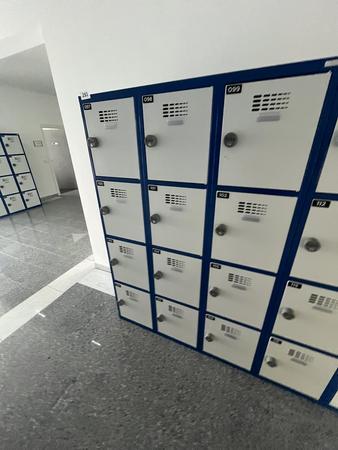 Garderobenschrank mit 12 Schlie�f�chern mit Nummercode ca. 120 x 180 cm