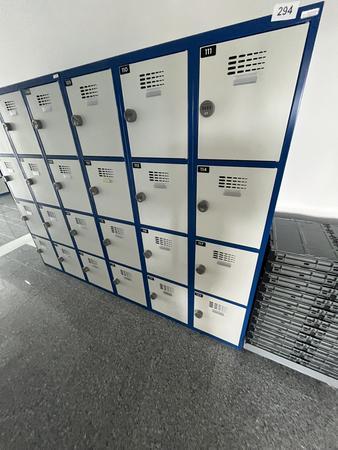 Garderobenschrank mit 12 Schlie�f�chern mit Nummercode ca. 120 x 180 cm