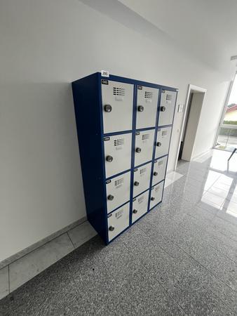 Garderobenschrank mit 12 Schlie�f�chern mit Nummercode ca. 120 x 180 cm