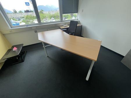 Gewinkelter Schreibtisch 180-200 (80 + 100 cm)