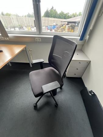 NEUD�RFLER-Viasit Drehstuhl schwarz mit Armlehne